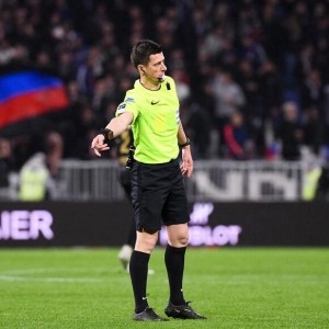 开云-法甲历史首次，裁判在里昂与洛里昂的比赛中用麦克风解释判罚