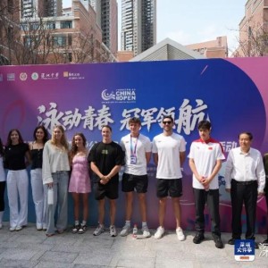 kaiyun-堪比追星现场！张雨霏潘展乐带着多位世界冠军空降深圳中学